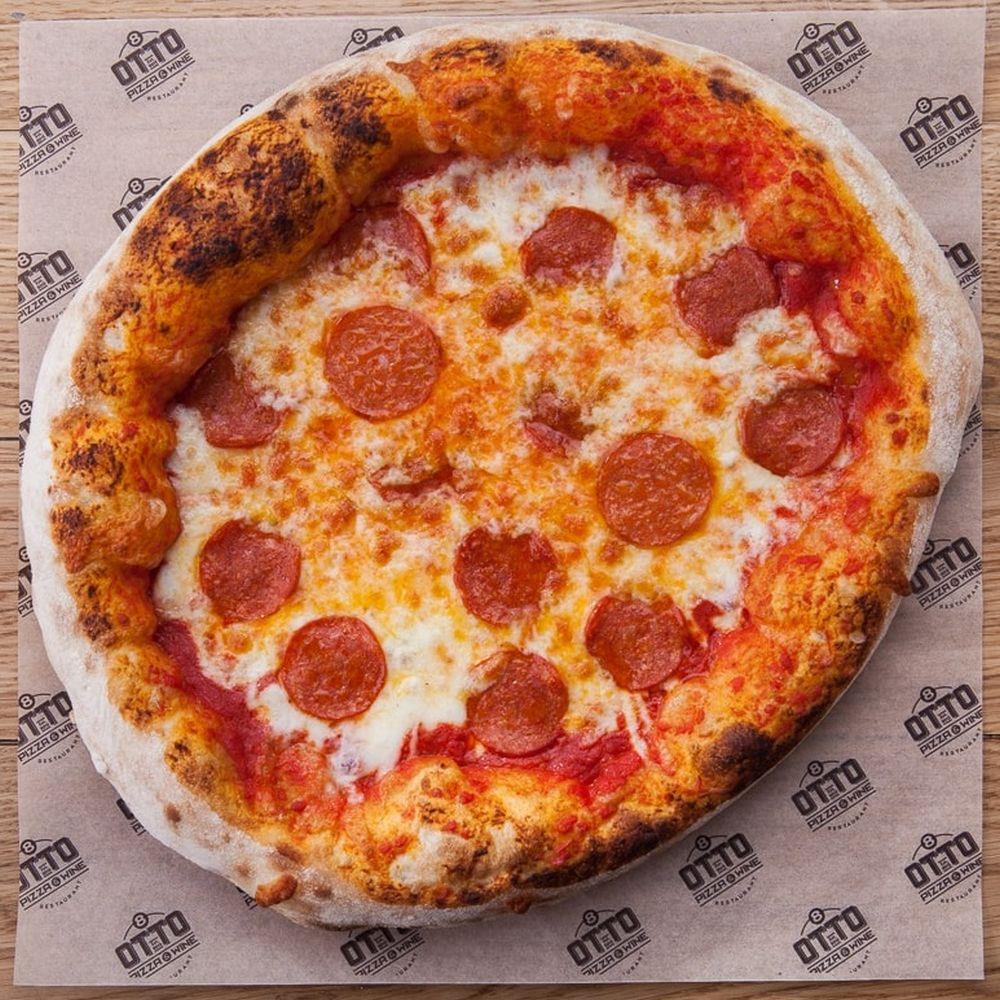 Отто пицца. Неаполитанская пицца пеперони. Неаполитанская пицца на белом фоне. Неаполитанская пицца Растуново.